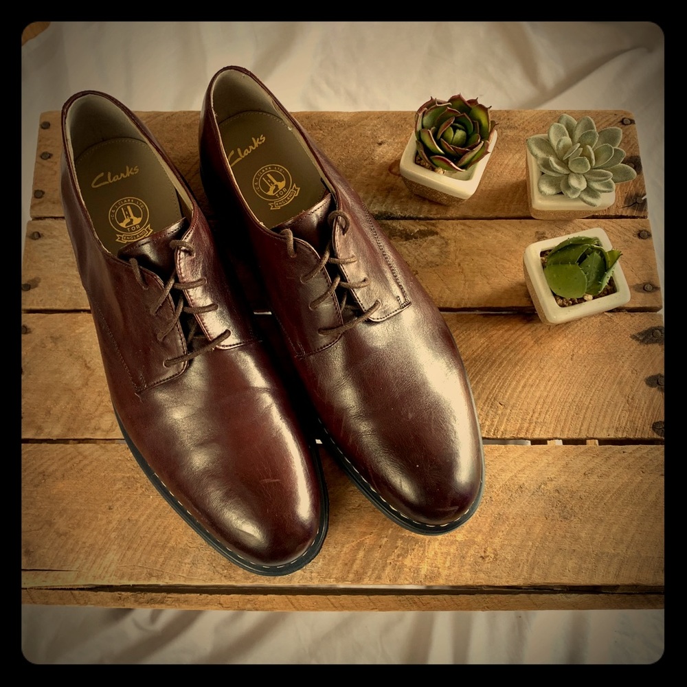 Clark’s “Extralight” Oxford Dress Shoes